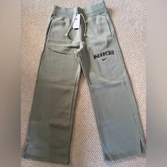 Nike Sportswear Phoenix Fleece Wide-Leg Logo Pants
Women’s M
NWT
Green - Picture 1 of 6